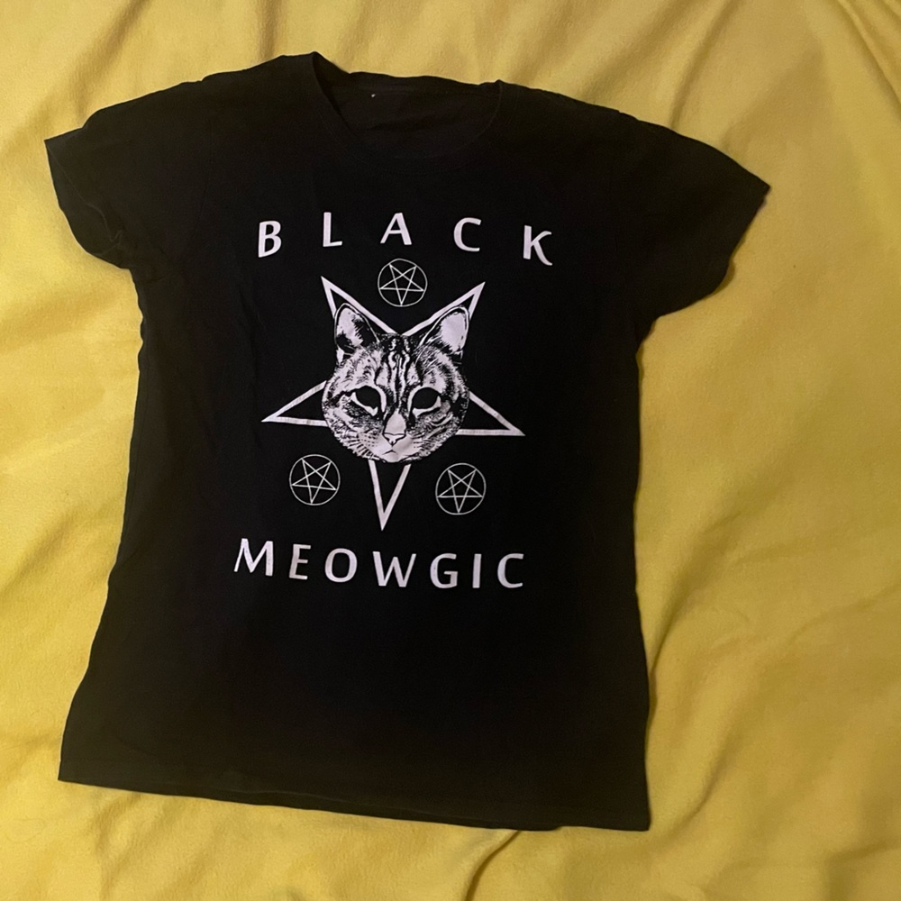 Black Meowgic T-shirt. Adorable Graphic Tee!